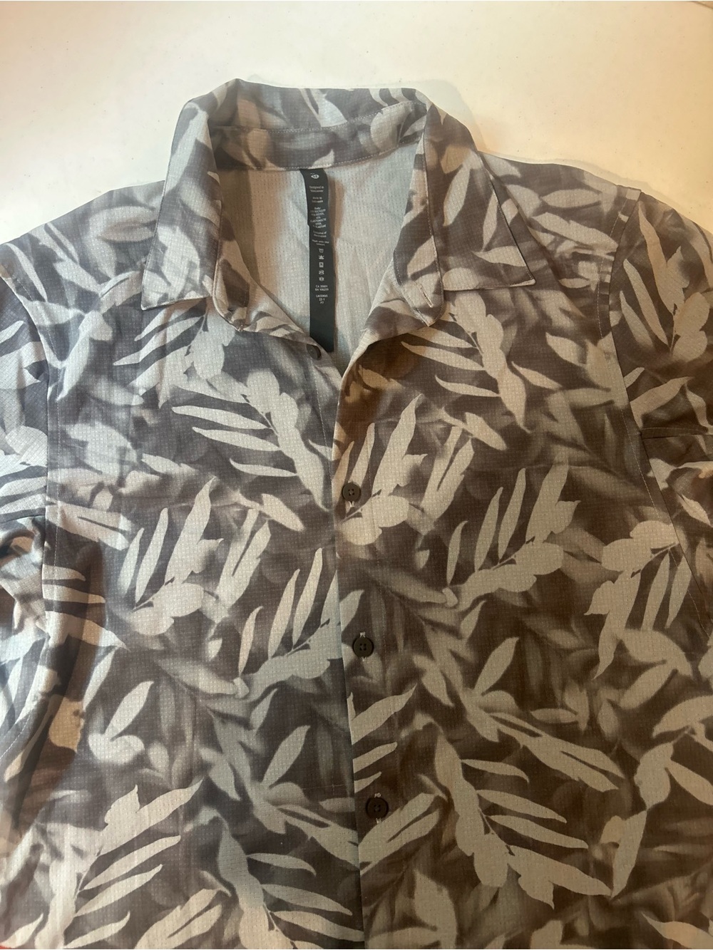 lululemon athletica Men's Gray and Cream Leaf-Print Button-Down Shirt
